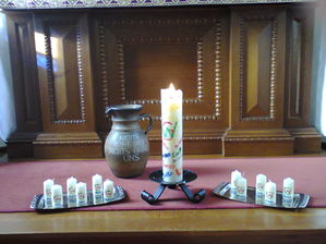 WG-Kerzen in der Schönstatt-Kapelle, wo jeder Tag gemeinsam begonnen und beendet wird.
